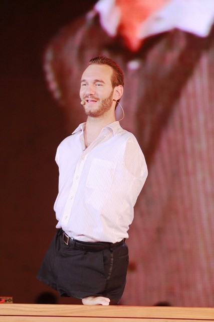 Nick Vujicic thể hiện tài diễn thuyết lôi cuốn bằng những hành động và cử chỉ hài hước. Ảnh XT